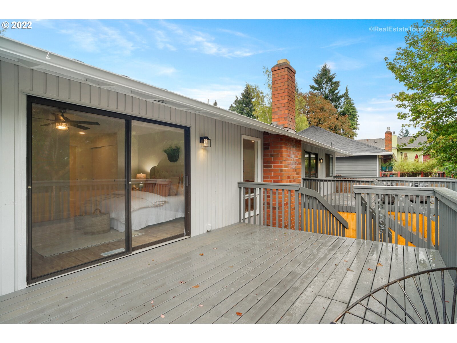 11280 Southwest Viewmount Court Tigard, OR 97223 - Photo 27 of 31 a view of a balcony with dining table and chairs