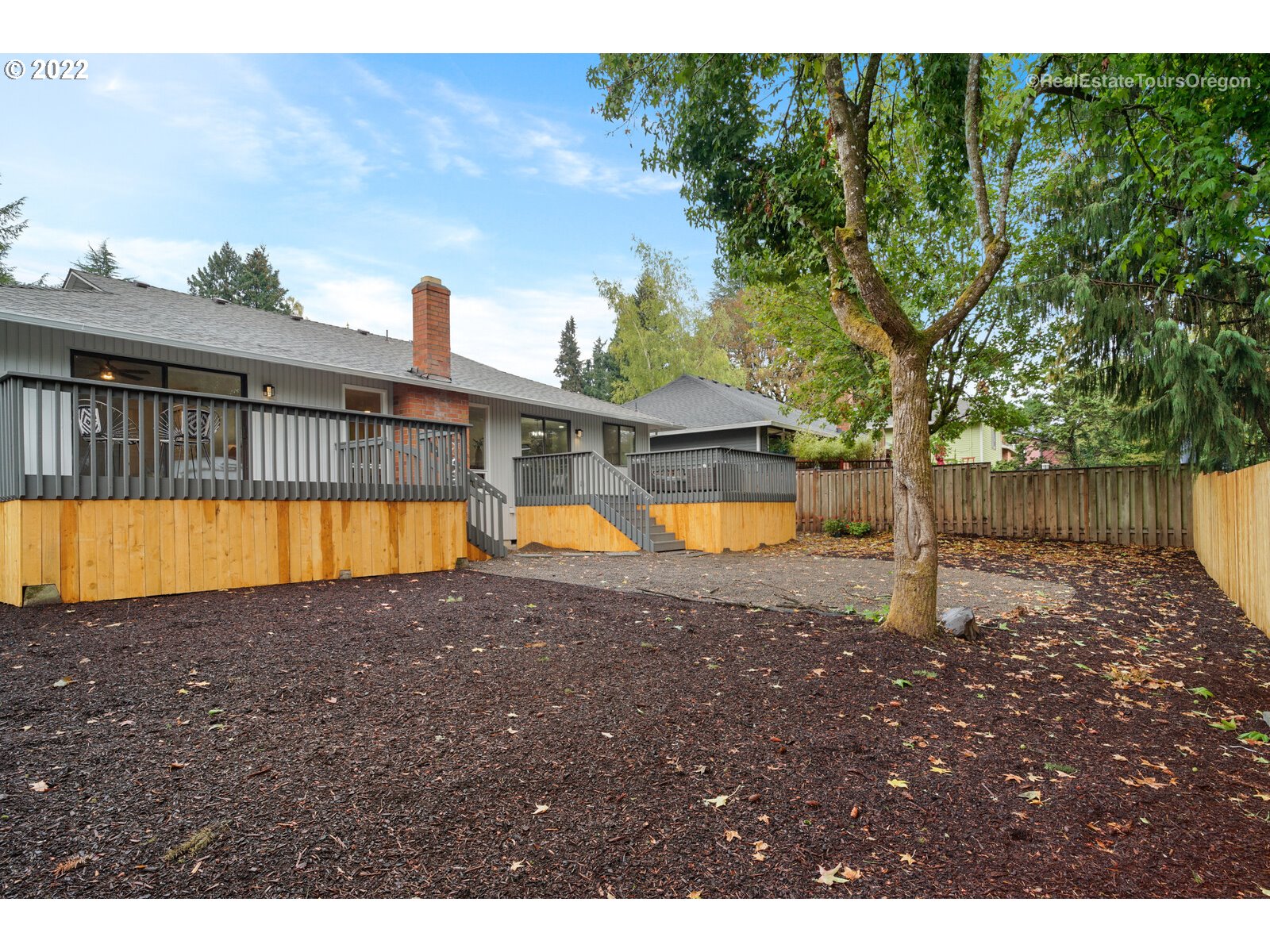 11280 Southwest Viewmount Court Tigard, OR 97223 - Photo 30 of 31 a view of a swimming pool with a patio and a yard