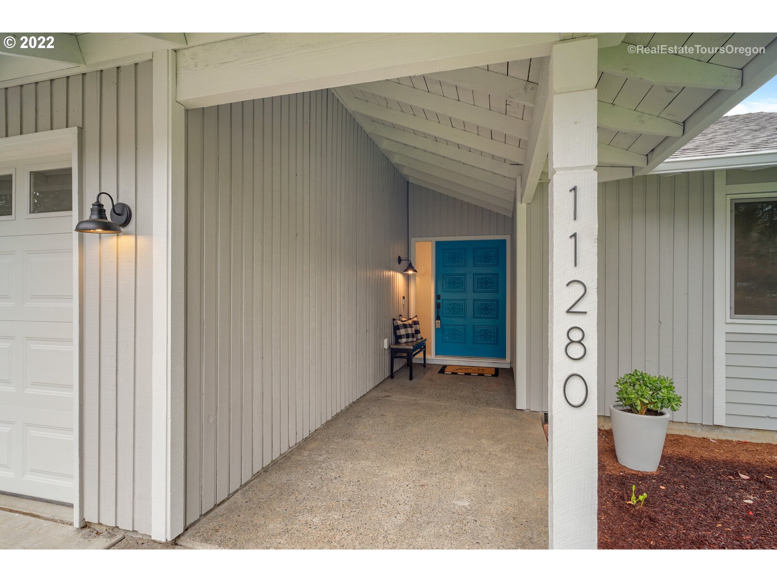 11280 Southwest Viewmount Court Tigard, OR 97223 - Photo 3 of 31 a view of an entryway of a house
