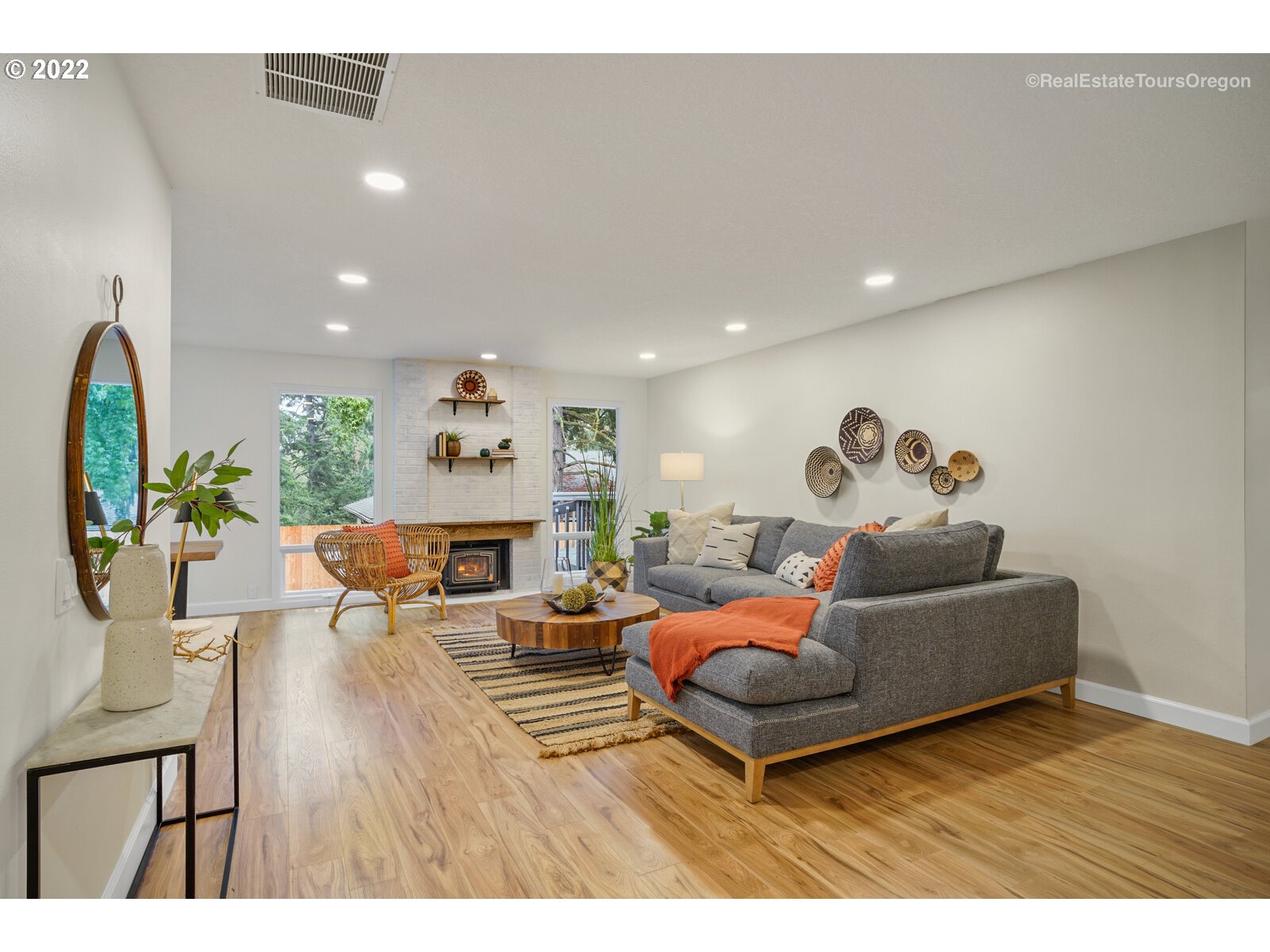 11280 Southwest Viewmount Court Tigard, OR 97223 - Photo 6 of 31 a living room with furniture and a fireplace