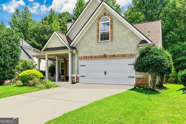 a view of a house with a yard and plants