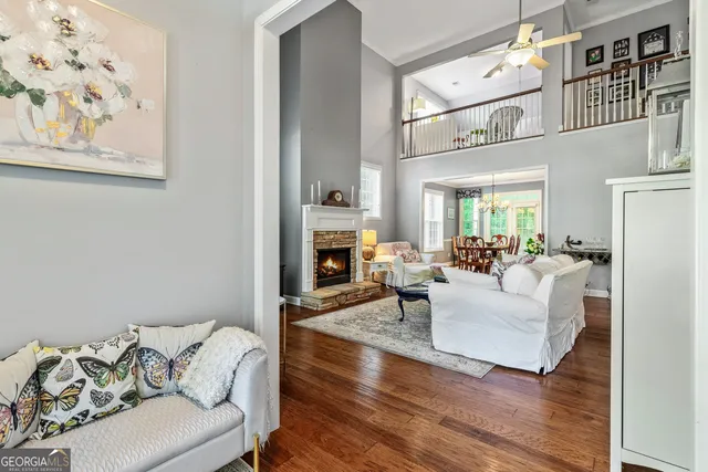 a view of an entryway with livingroom