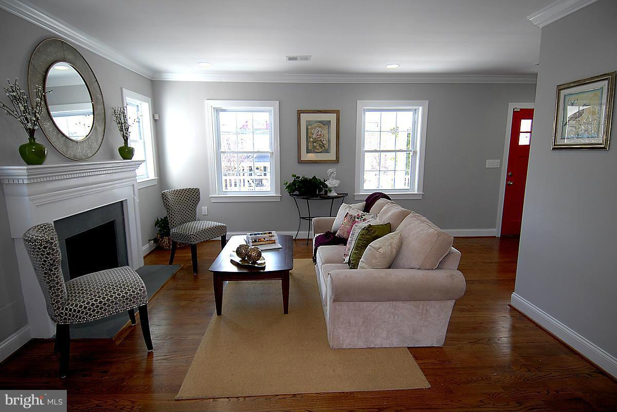 429 Rittenhouse Street Northwest Washington, DC 20011 - Photo 10 of 28 Living Room 2