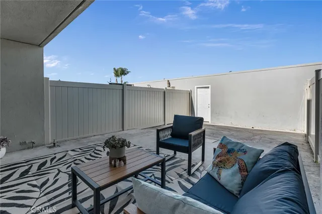 $1,065,000 | 4001 Warner Avenue, Huntington Beach, CA 92649
