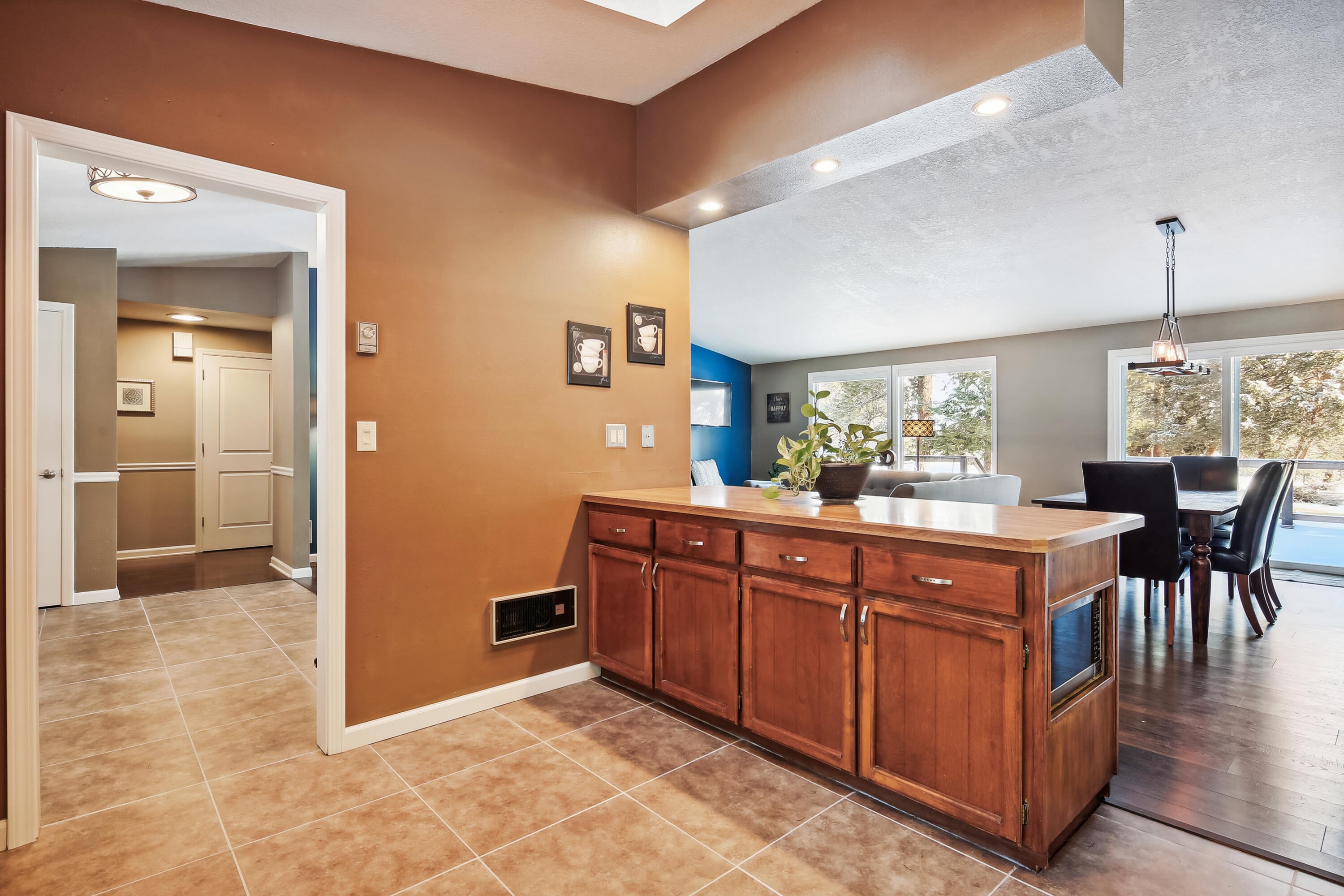 20466 Mainline Road Bend, OR 97702 - Photo 9 of 35 main_level-kitchen-og8a3205