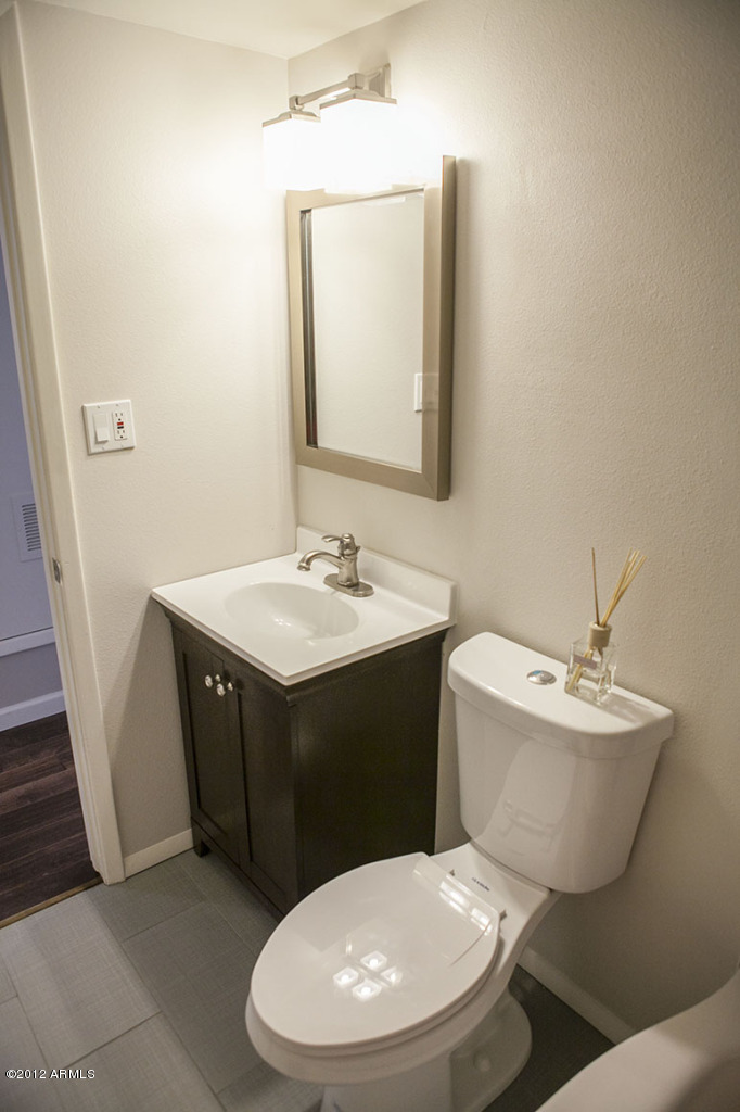 4101 East Camelback Road, Unit 16 Phoenix, AZ 85018 - Photo 27 of 27 Second bathroom