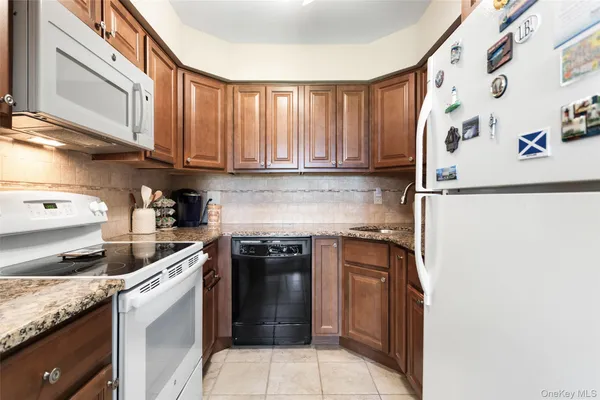 $379,000 | 37 Sussex Drive, Unit B, Yorktown Heights, NY 10598