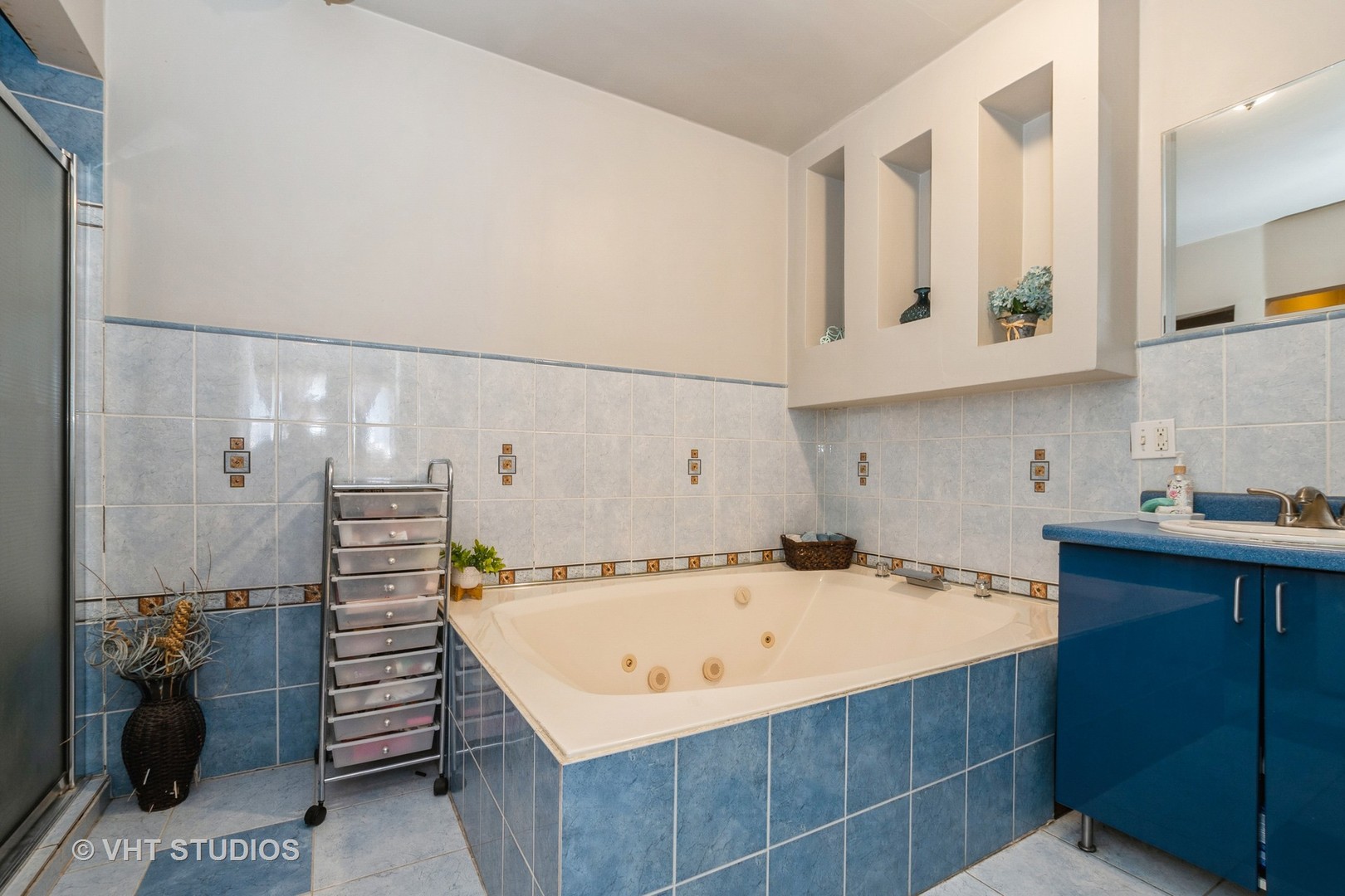 8036 Fawn Trail Justice, IL 60458 - Photo 14 of 16 a bathroom with a bathtub and a sink