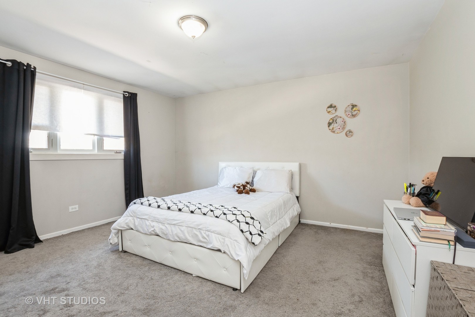 8036 Fawn Trail Justice, IL 60458 - Photo 10 of 16 a bedroom with a bed and a window
