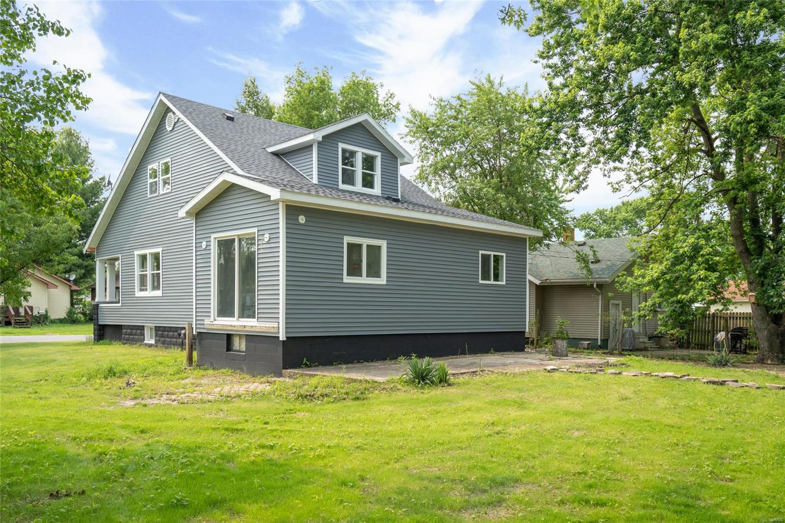 701 Clinton Street Gillespie, IL 62033 - Photo 3 of 22 Gallery Image 3