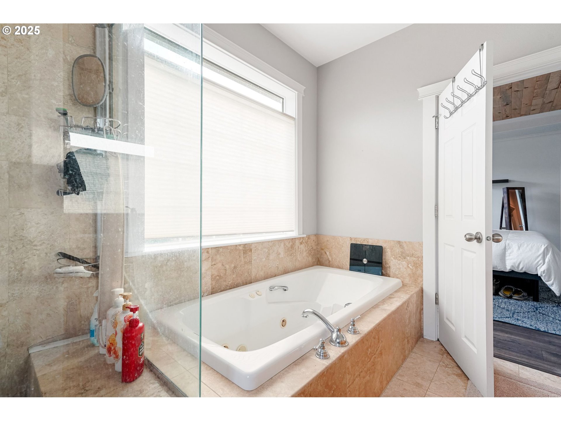 3208 54th Avenue Northeast Albany, OR 97321 - Photo 20 of 43 a en suite bathroom with a tub sink and mirror