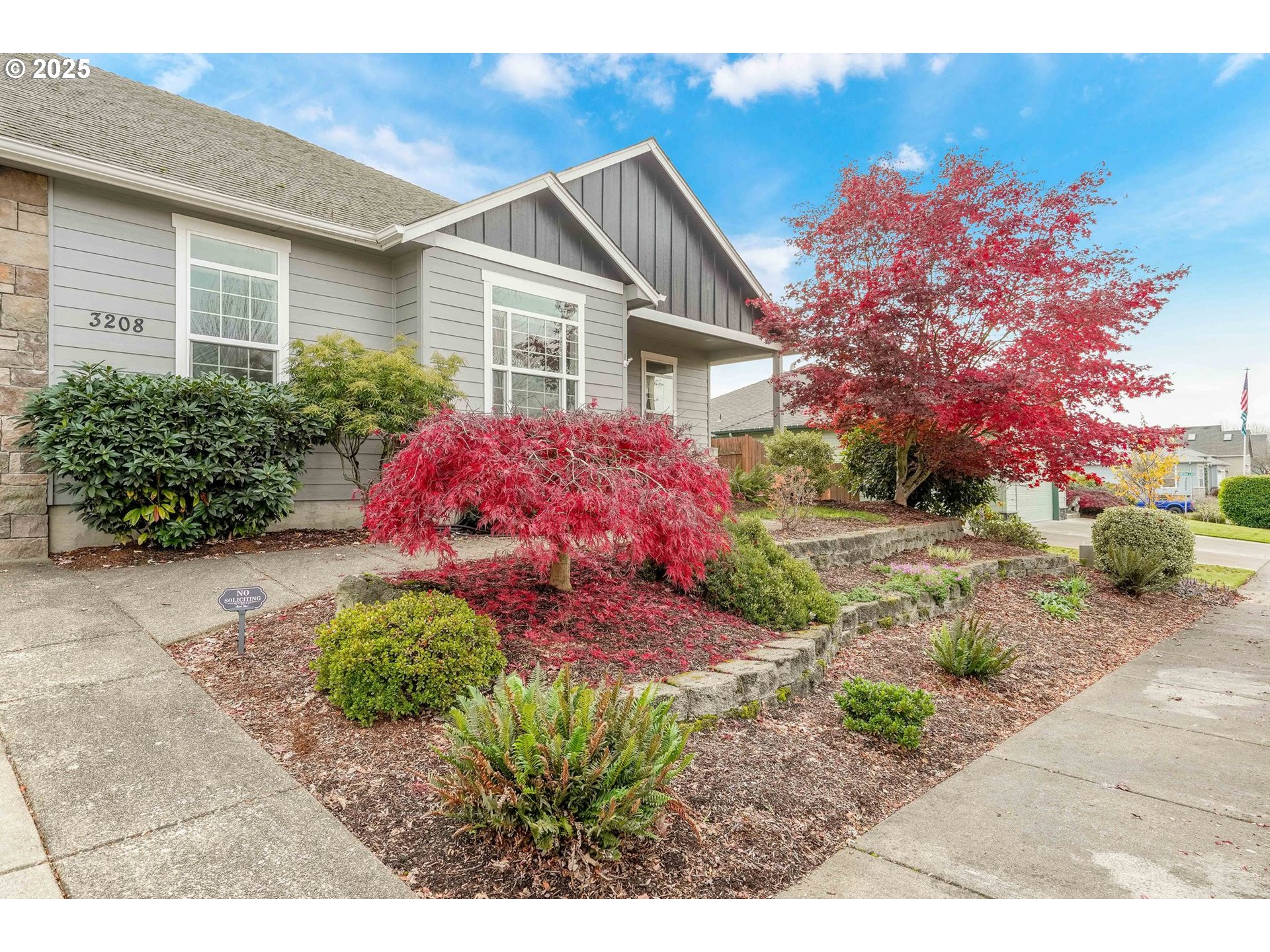 3208 54th Avenue Northeast Albany, OR 97321 - Photo 4 of 43 a front view of a house with a yard
