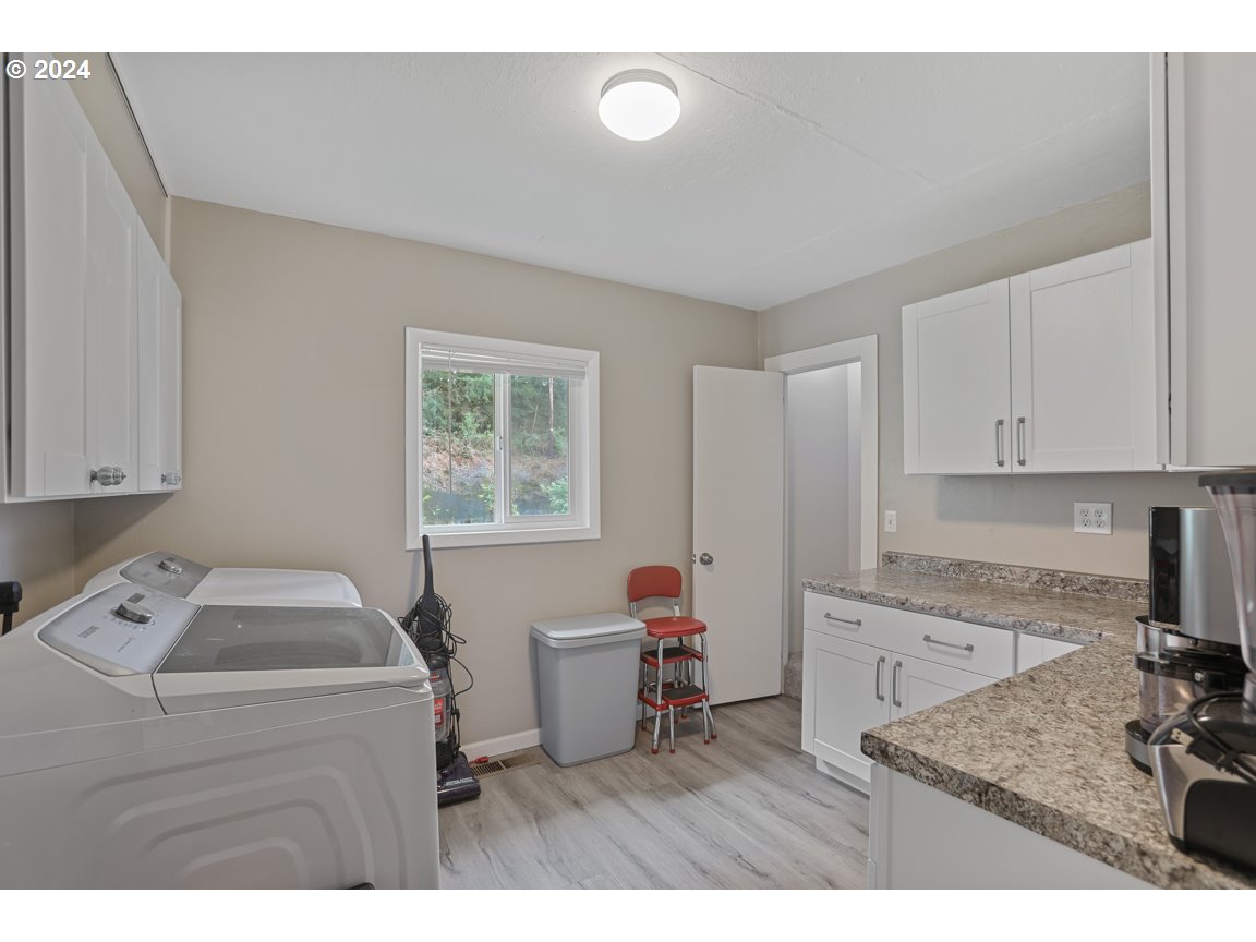 32997 Sykes Road St. Helens, OR 97051 - Photo 24 of 44 a living room with furniture and a window