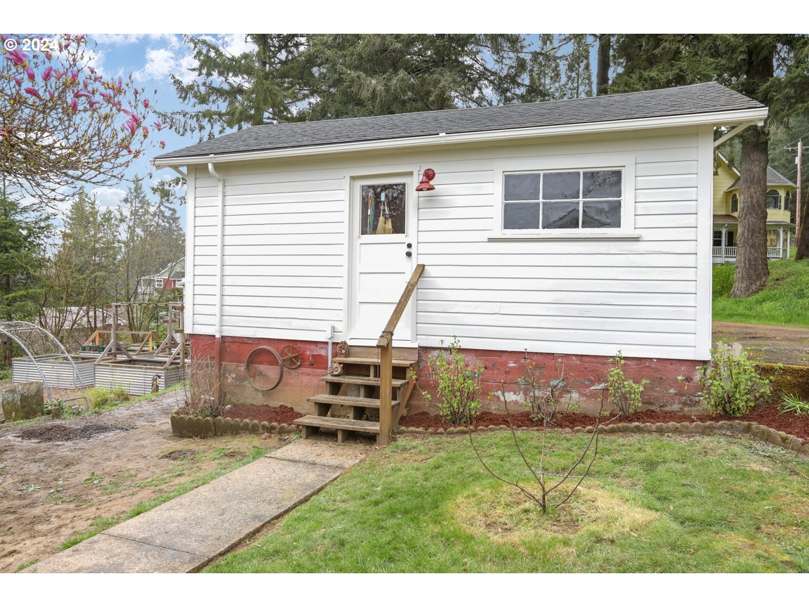 32997 Sykes Road St. Helens, OR 97051 - Photo 31 of 44 a view of outdoor space and yard