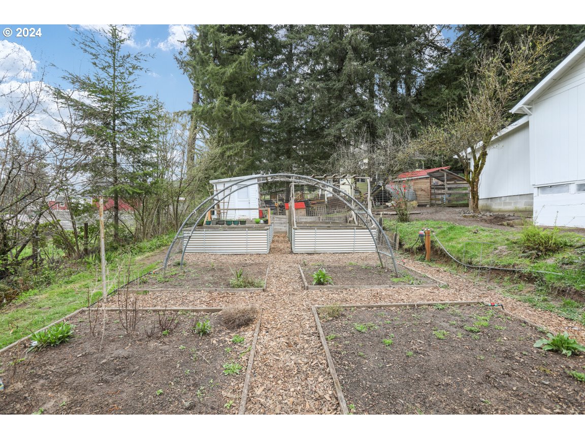 32997 Sykes Road St. Helens, OR 97051 - Photo 36 of 44 a backyard of a house with lots of green space