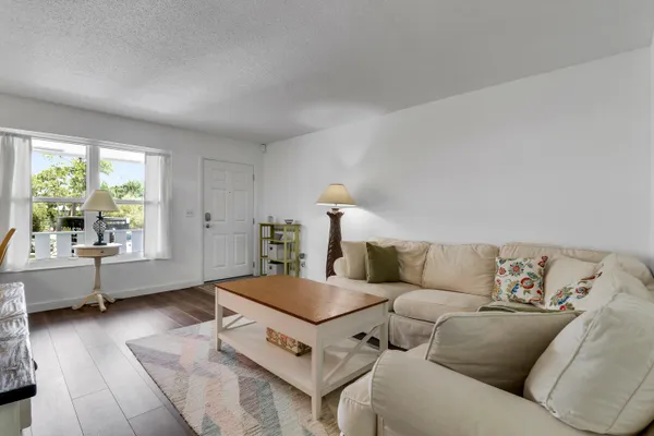 $1,600 | 2929 Southeast Ocean Boulevard, Unit I9, Stuart, FL 34996