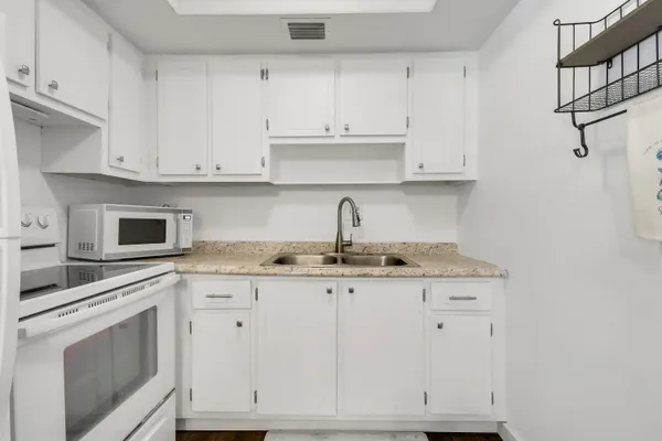 $1,600 | 2929 Southeast Ocean Boulevard, Unit I9, Stuart, FL 34996