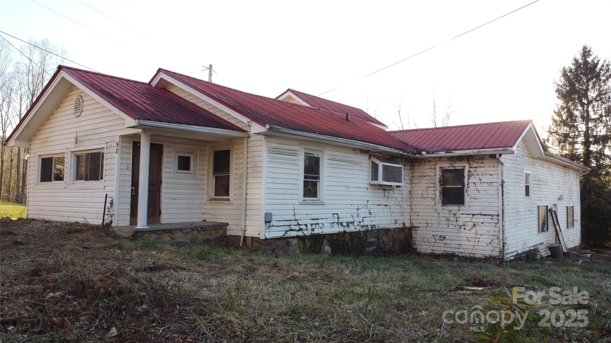 a view of a house with a yard
