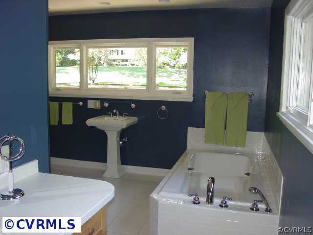 4323 Croatan Road Richmond, VA 23235 - Photo 5 of 9 Other - Grand master bath includes soaking tub, la