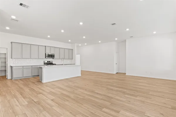 $2,700 | 18211 Saffron Sun Street, Conroe, TX 77302