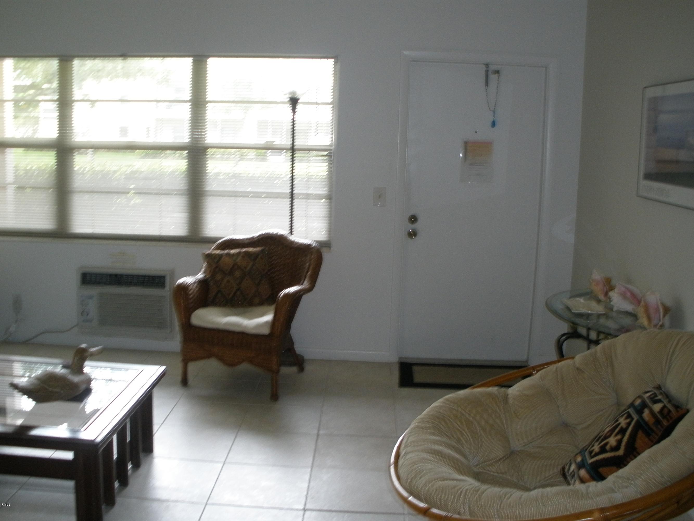 469 Mansfield F, Unit L Boca Raton, FL 33434 - Photo 2 of 9 Living Room