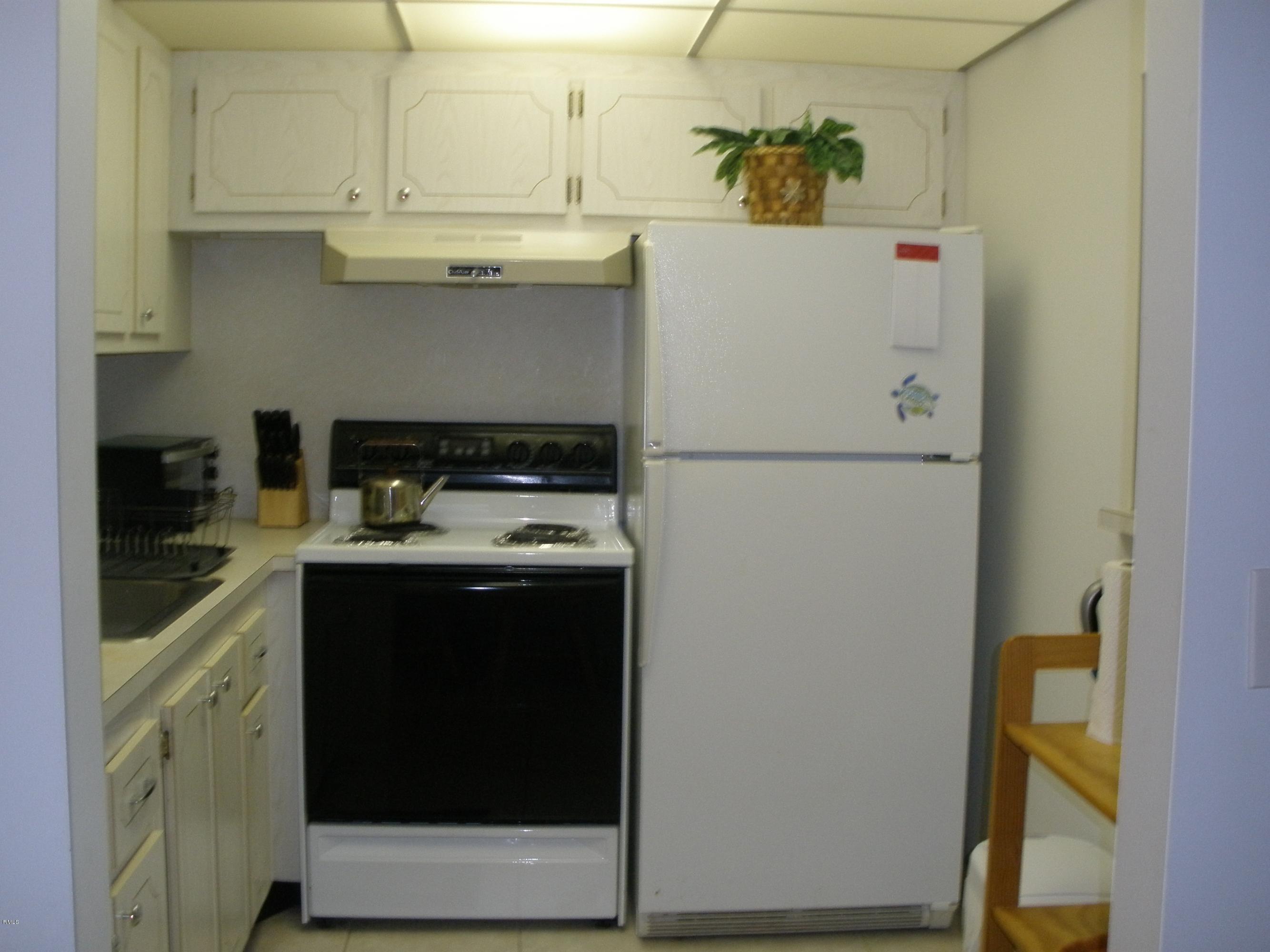 469 Mansfield F, Unit L Boca Raton, FL 33434 - Photo 4 of 9 Kitchen