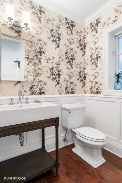 2002 West Barry Avenue Chicago, IL 60618 - Photo 18 of 25 a bathroom with a toilet a sink and mirror