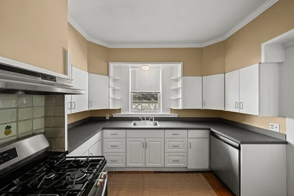 $2,550 | 99 Montvale Avenue, Unit 1, Woburn, MA 01801
