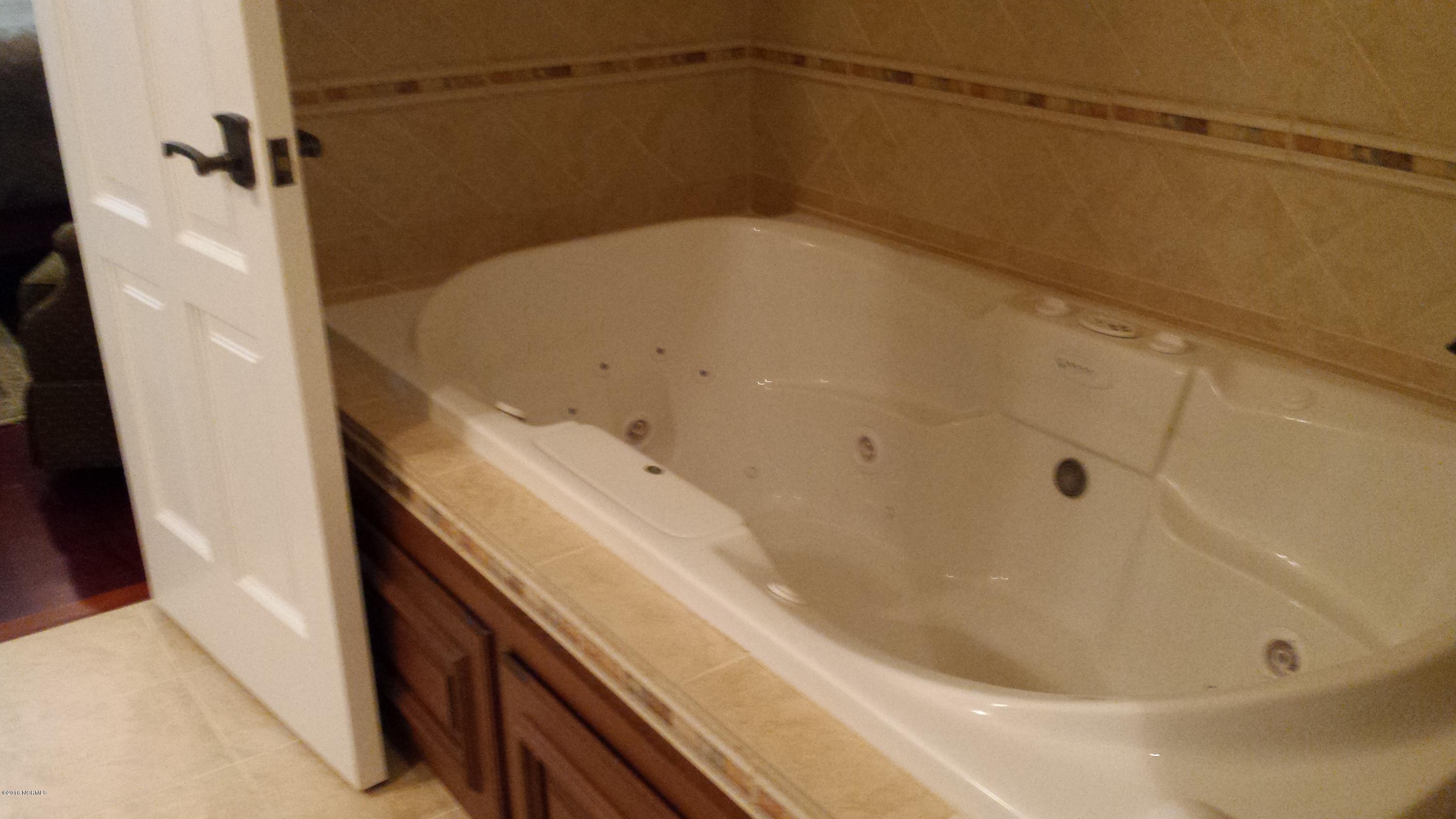 9200 Horseshoe Lake Road Southwest Calabash, NC 28467 - Photo 29 of 49 Whirlpool tub