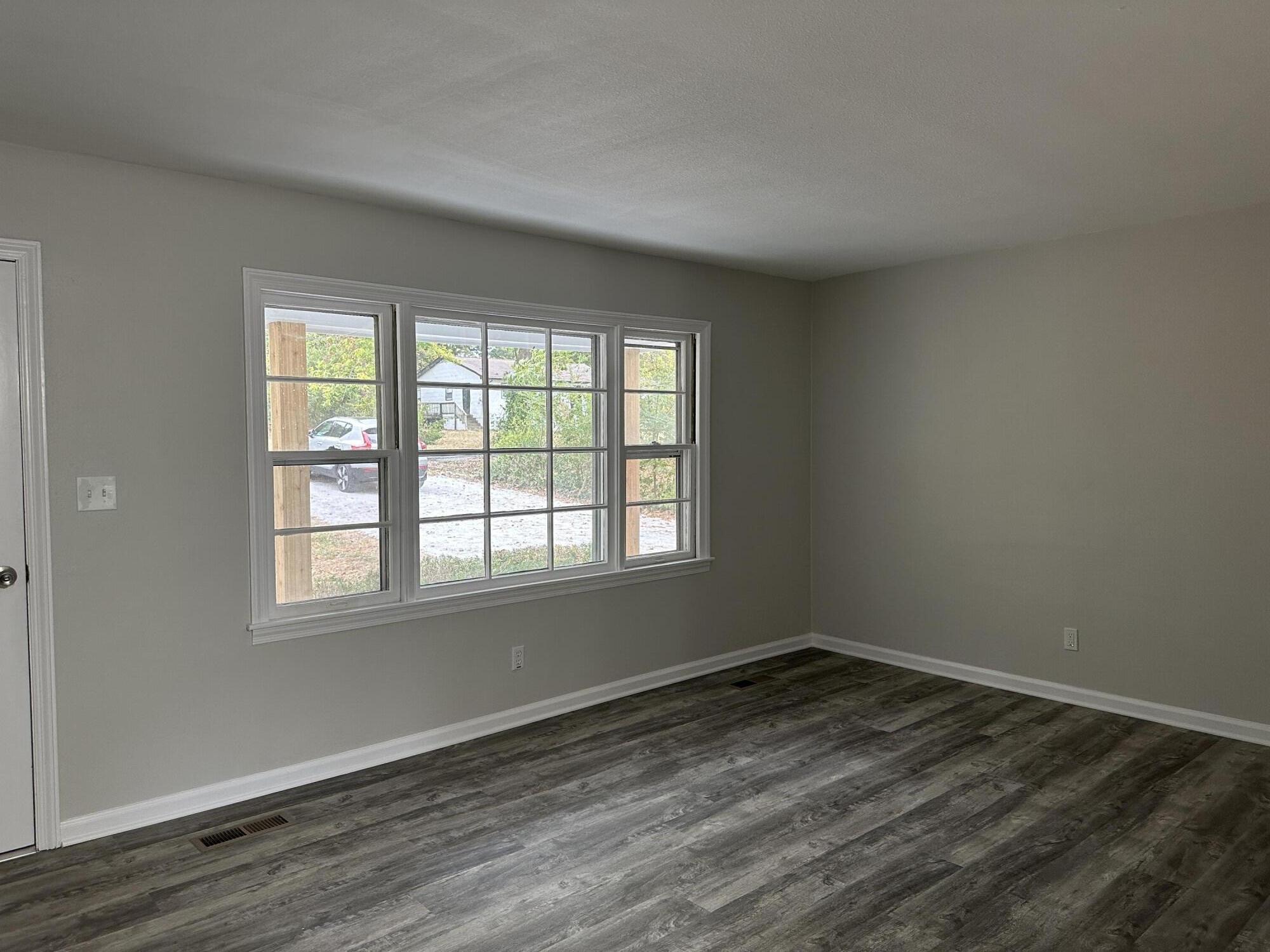 939 Julian Road Chattanooga, TN 37421 - Photo 3 of 22 Living Room