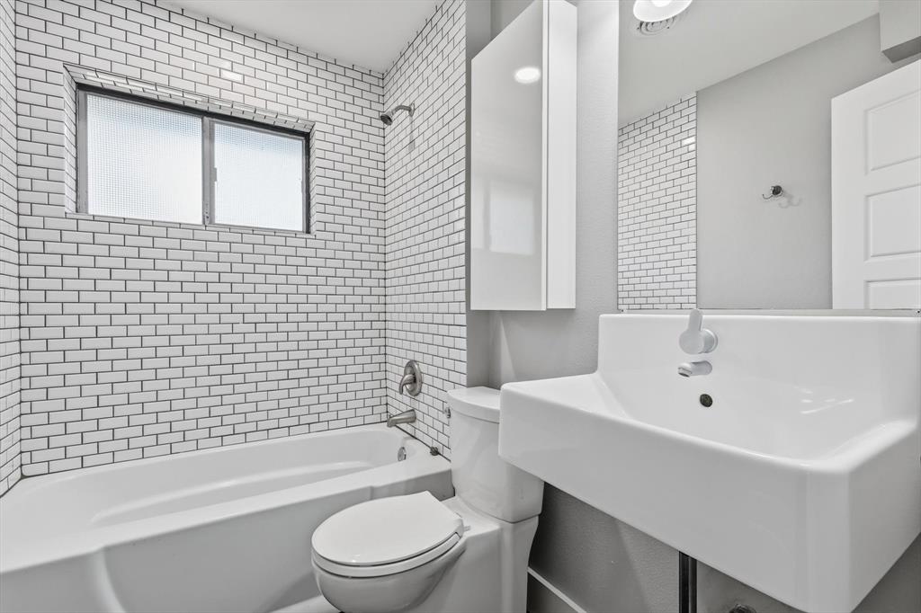 6611 Highgate Lane Dallas, TX 75214 - Photo 28 of 39 Full bath with bathing tub / shower combination and vanity