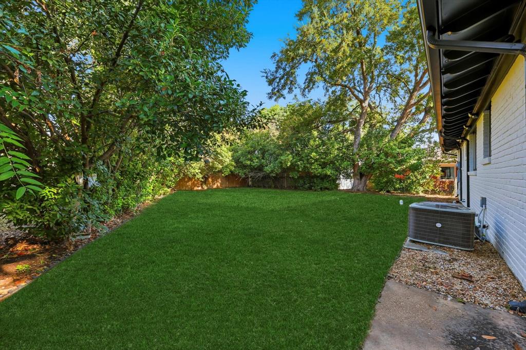6611 Highgate Lane Dallas, TX 75214 - Photo 37 of 39 View of fenced backyard