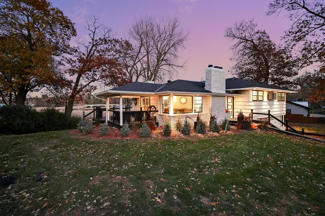 $2,400,000 | 19860 Cottagewood Road, Deephaven, MN 55331