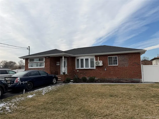 $699,000 | 458 Carlls Path, Deer Park, NY 11729