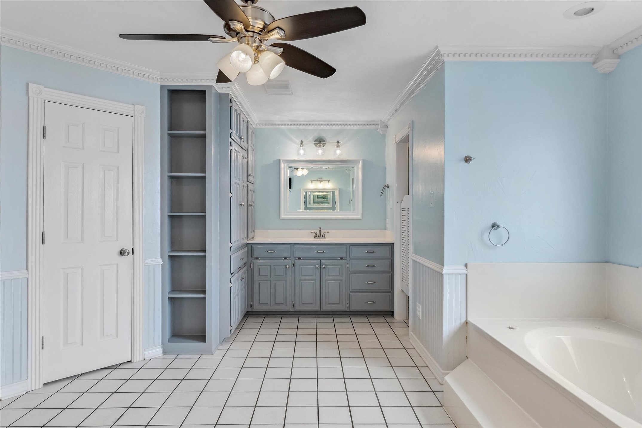 302 Erwin Street Edgewood, TX 75117 - Photo 21 of 40 a bathroom with a tub shower vanity and a sink
