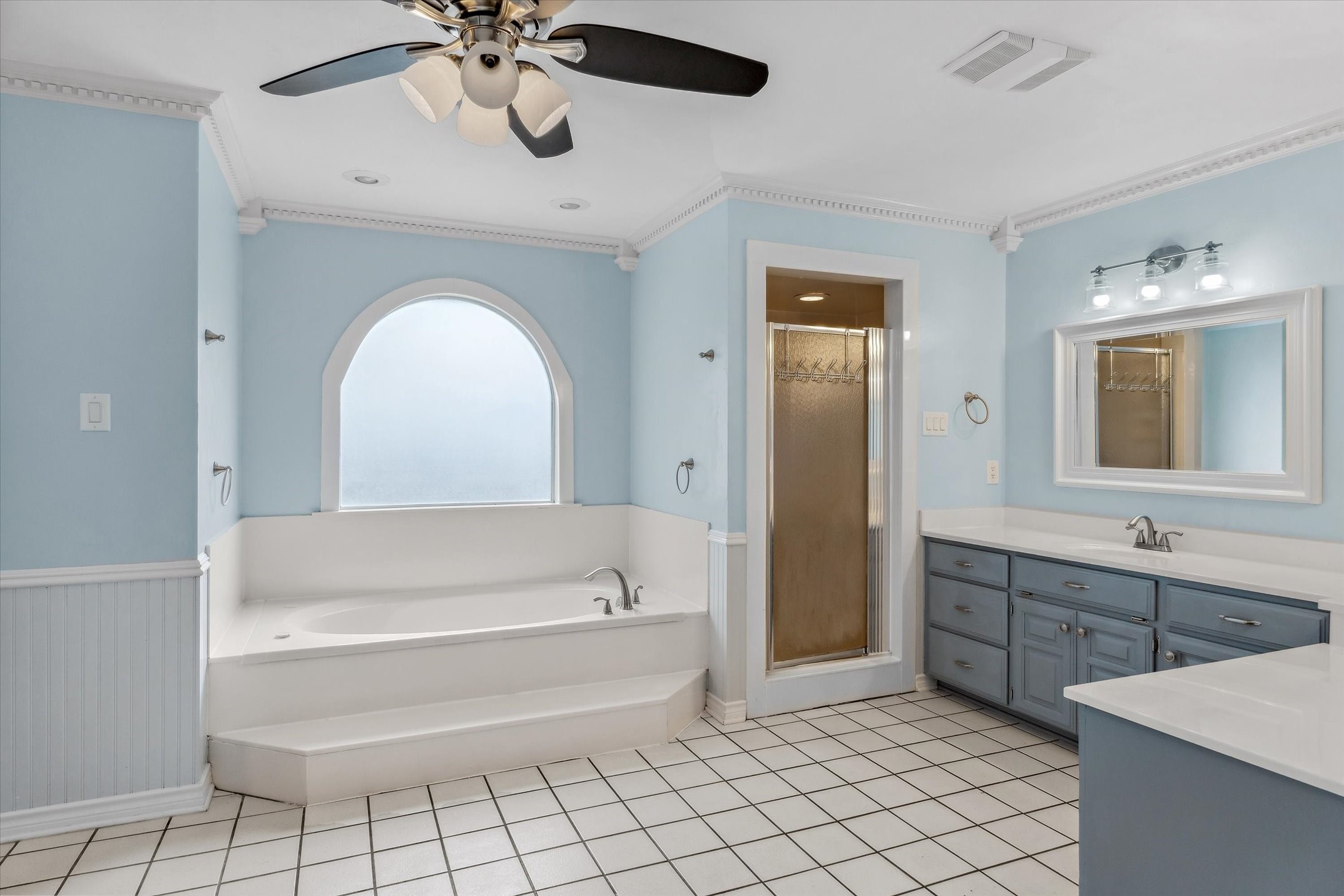 302 Erwin Street Edgewood, TX 75117 - Photo 23 of 40 a bathroom with a tub a sink and mirror