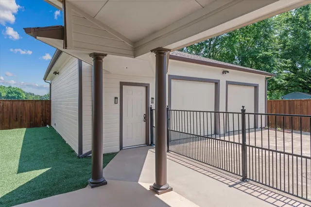 a view of a backyard