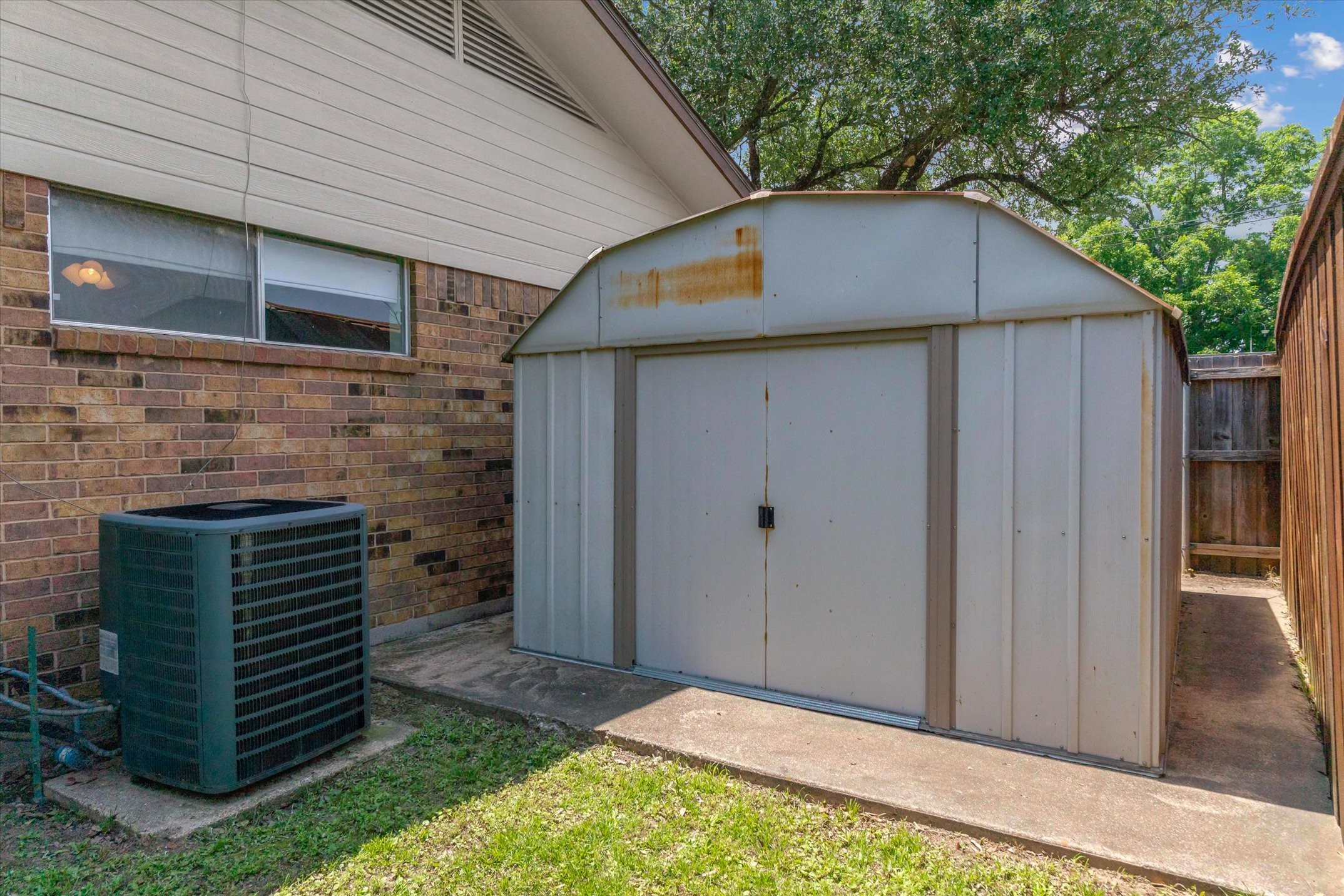 302 Erwin Street Edgewood, TX 75117 - Photo 6 of 40 a backyard of a house