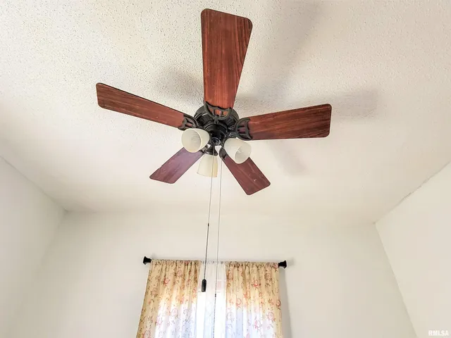 $55,000 | 334 East 4th Street, Flora, IL 62839