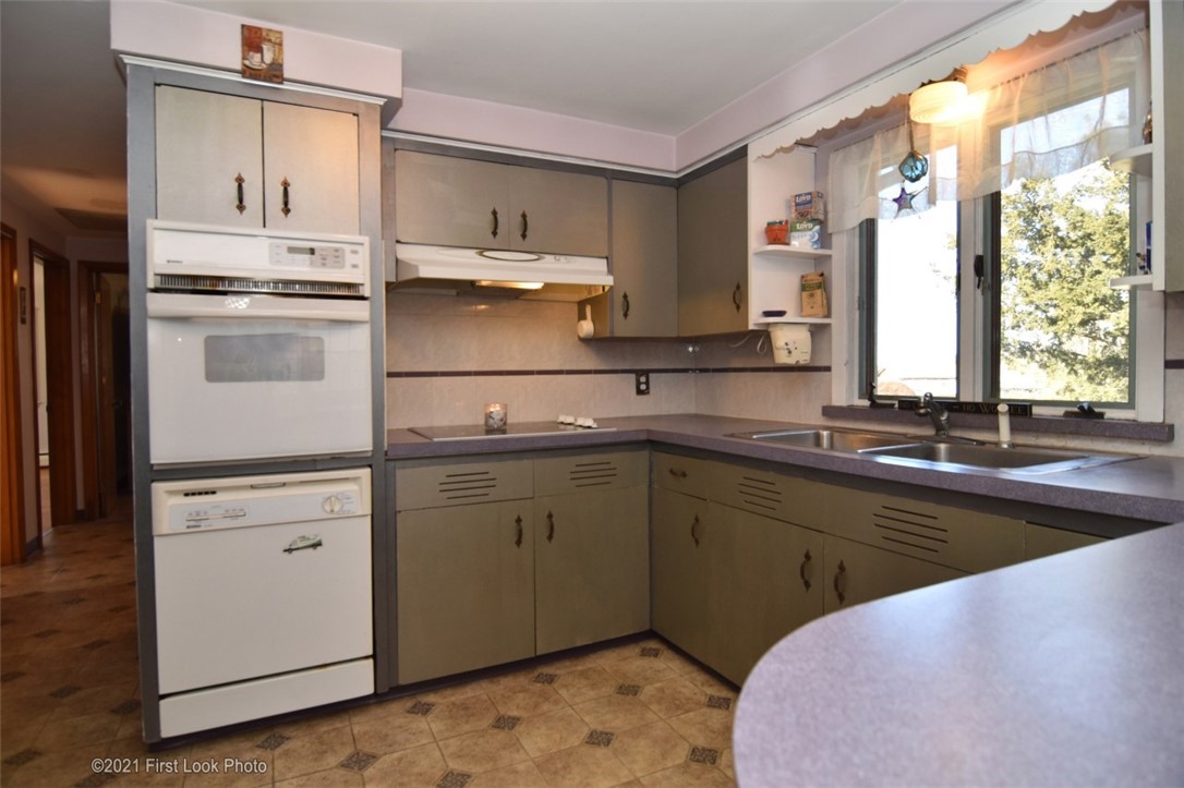 27 Susan Circle Johnston, RI 02919 - Photo 6 of 32