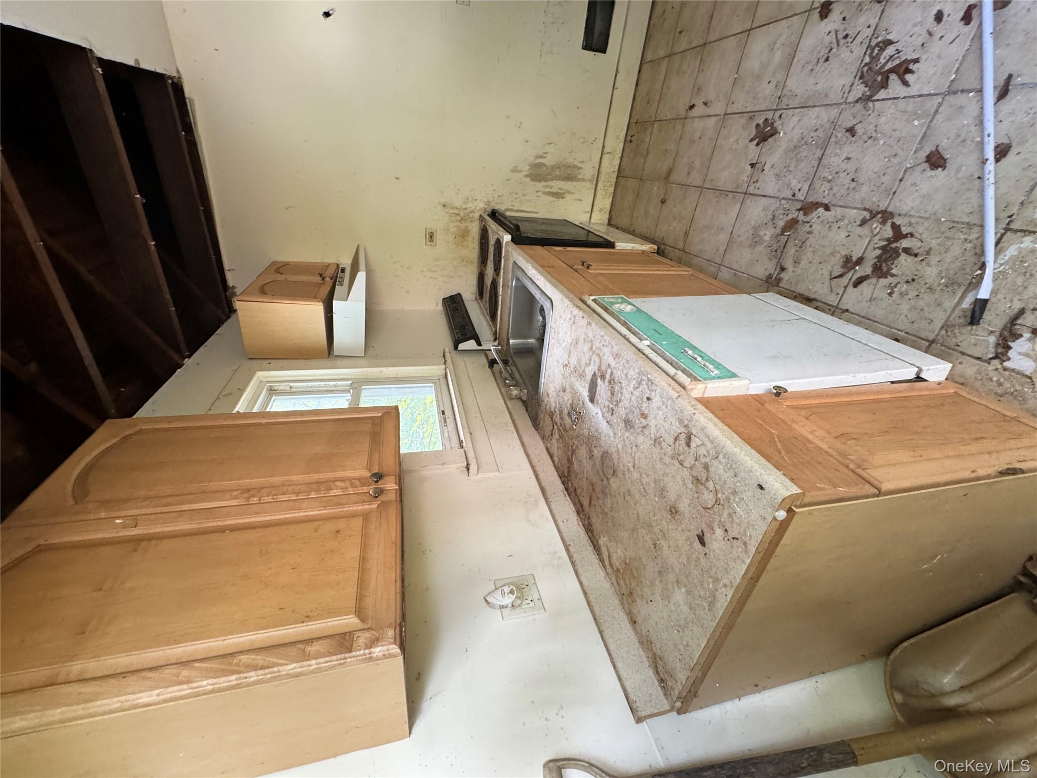 157 Tanglewylde Road Lake Peekskill, NY 10537 - Photo 5 of 13 a kitchen that has a sink and a stove