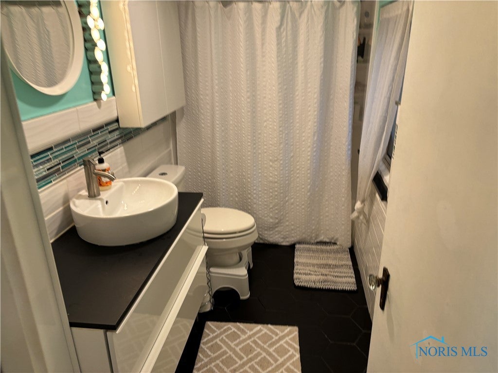 3437 Goddard Road Toledo, OH 43606 - Photo 19 of 38 Full Bath 1