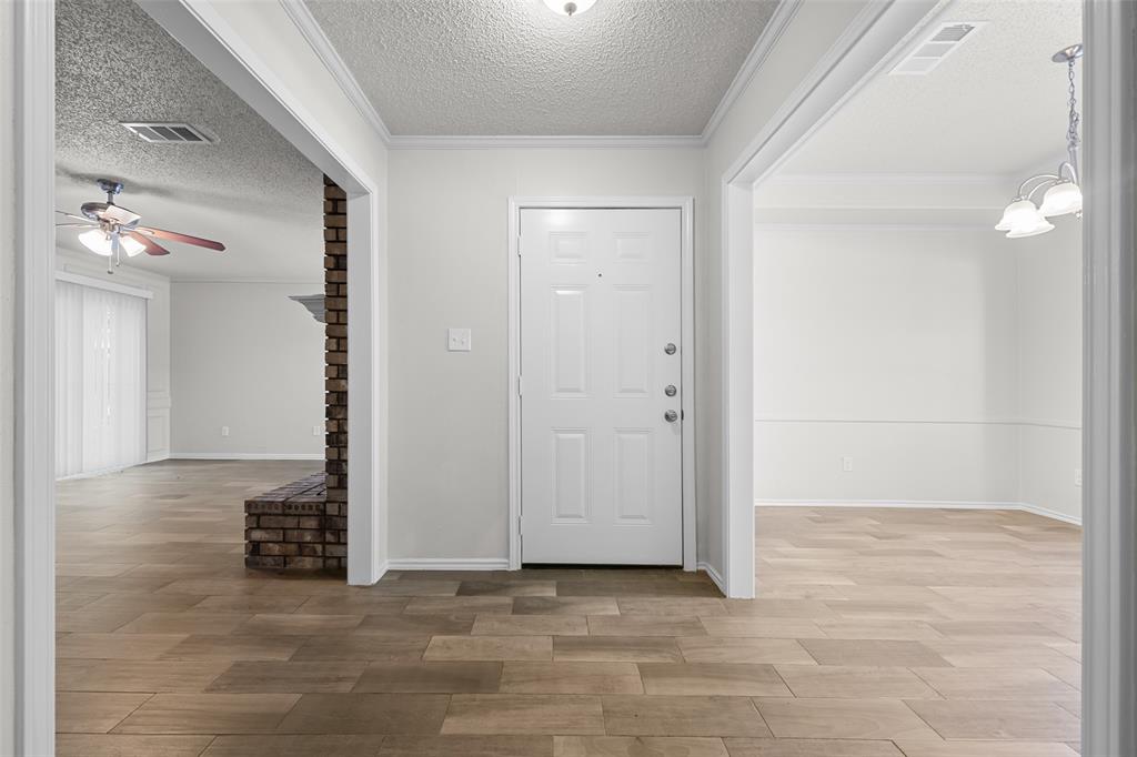 7501 Kings Ridge Road Frisco, TX 75035 - Photo 4 of 27 a view of a livingroom with a bathroom