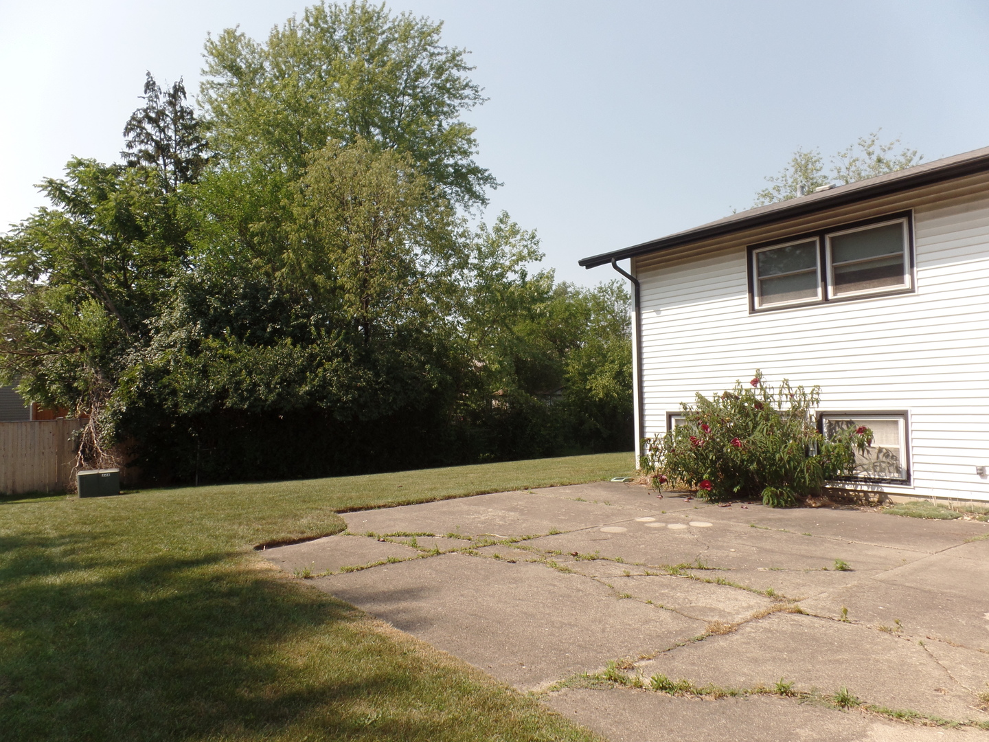 325 North Pinecrest Road Bolingbrook, IL 60440 - Photo 2 of 22