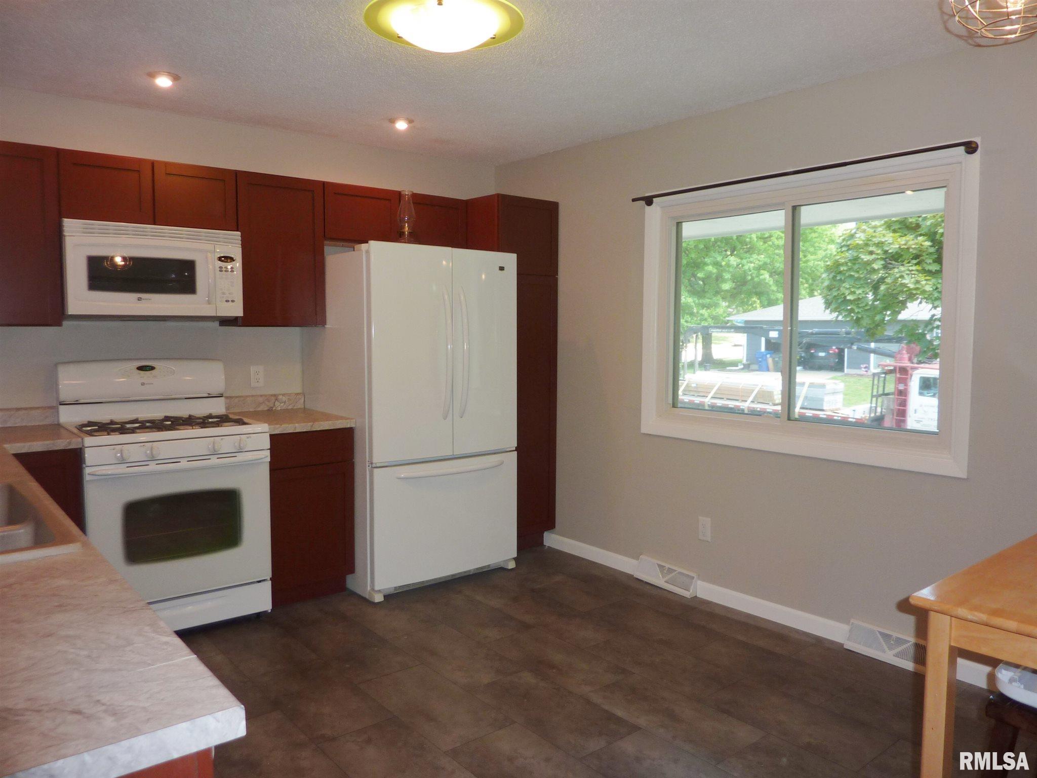 131 Westerfield Road Davenport, IA 52806 - Photo 8 of 17 Gallery Image 8