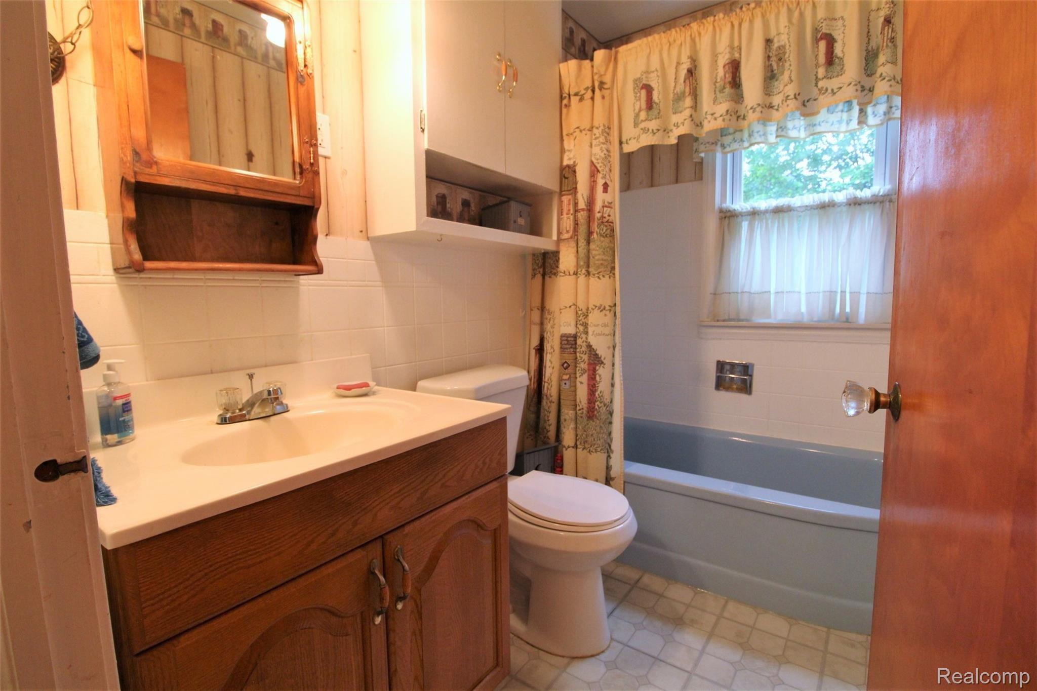 311 Davis Lake Road Lapeer, MI 48446 - Photo 10 of 38 IMG_8592.JPG