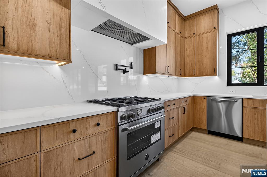 395 Hickory Avenue Paramus, NJ 07652 - Photo 12 of 38
