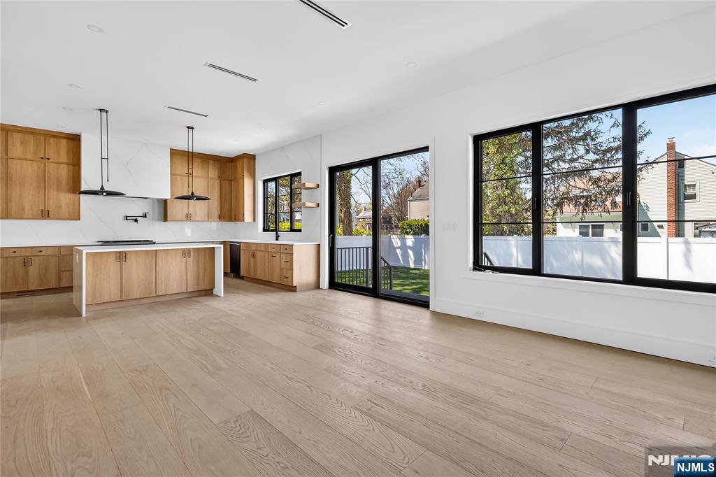 395 Hickory Avenue Paramus, NJ 07652 - Photo 15 of 38