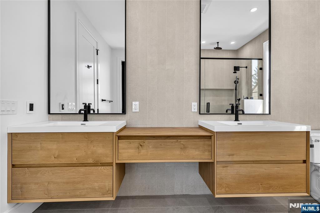 395 Hickory Avenue Paramus, NJ 07652 - Photo 17 of 38