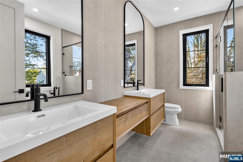 395 Hickory Avenue Paramus, NJ 07652 - Photo 18 of 38